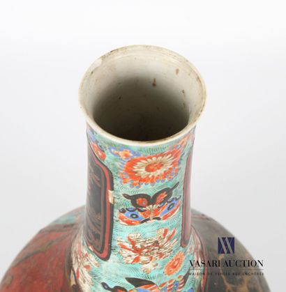 null JAPON
Vase piriforme en porcelaine à décor de papillons et de fleurs traités...