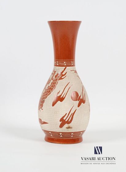 null CHINE
Vase en terre cuite de forme balustre, la panse ornée d'un dragon sur...