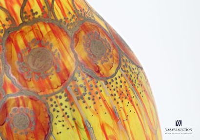 null TOUCHARD (XXème siècle)
Vase en verre à décor d'alvéoles oranges sur fond jaune...