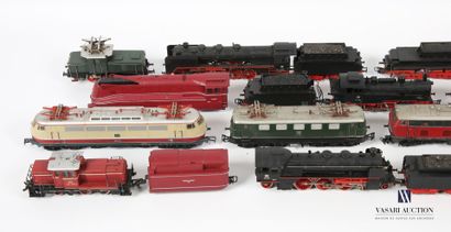 null MARKLIN - GERMANY
Lot comprenant huit locomotives - huit wagons - sept wagons...