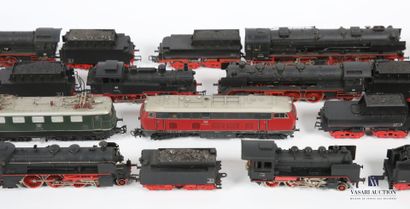null MARKLIN - GERMANY
Lot comprenant huit locomotives - huit wagons - sept wagons...