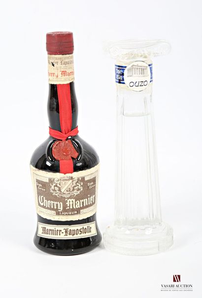 null Lot de 2 blles comprenant :		
1 bouteille	CHERRY MARNIER Lapostolle. 35 cl-24°		
1...