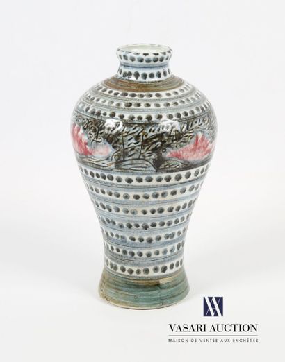 null Vase de forme balustre en céramique émaillée à décor de frises de pointillés...