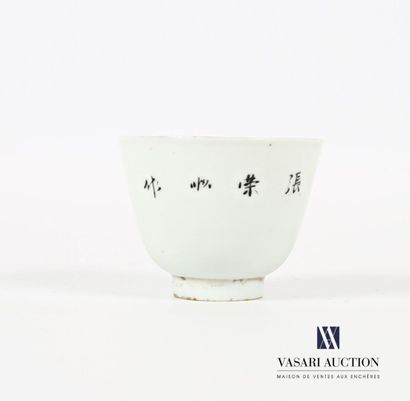 null Chine, circa 1950
Tasse à thé en porcelaine à décor d'une femme assise dans...