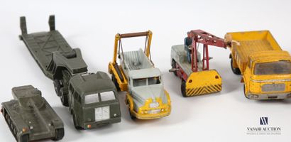 null DINKY TOYS (FR)
Lot comprenant treize véhicules : Berliet Gak - Tracteur Panhard/Citerne...