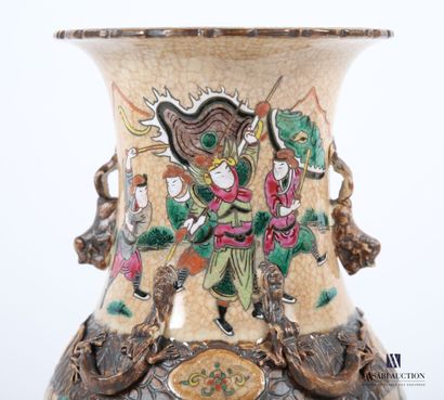 null CHINE - Canton
Vase de forme balustre en porcelaine à décor en émaux polychrome...