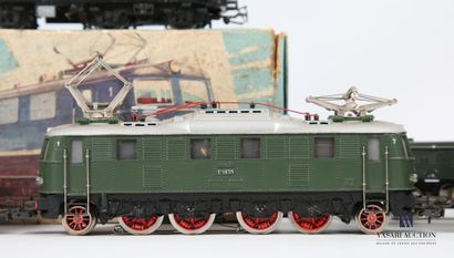 null MARKLIN (GER)
Lot including : a locomotive E41024 Ref 3034 in its original box...