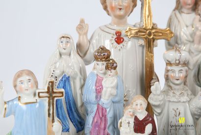 null Lot en faïence ou porcelaine comprenant quinze figurines religieuses et une...