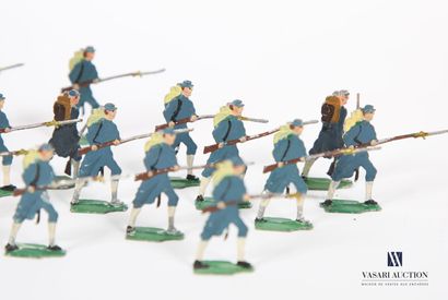 null Eighteen pewter figurines: French soldiers and three trees
(wear, deformations,...