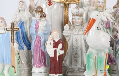 null Lot en faïence ou porcelaine comprenant quinze figurines religieuses et une...
