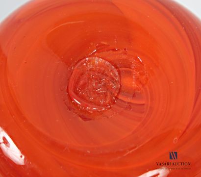 null Vase en verre en forme de boule aplatie à décor de coulées hélicoïdales dans...