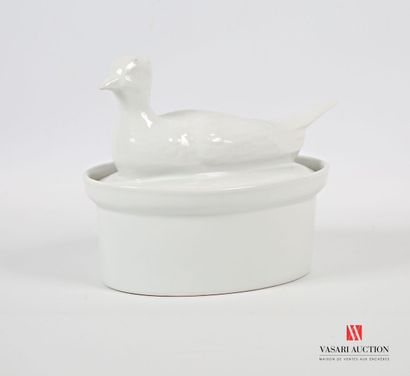 null APILCO
White porcelain tureen of oval form, the lid simulating a bird lying...