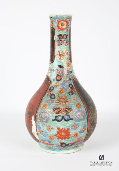 null JAPON
Vase piriforme en porcelaine à décor de papillons et de fleurs traités...