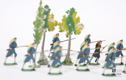 null Dix huit figurines en étain : soldats français et trois arbres
(usures, déformations,...