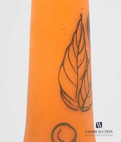 null Vase à long col en verre orangé, la panse ovoïde peinte d'un décor de feuilles...