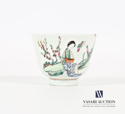 null Chine, circa 1950
Tasse à thé en porcelaine à décor d'une femme assise dans...