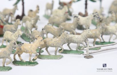 null Lot comprenant dix figurines sapins et feuillus - soixante dix moutons et chèvres...