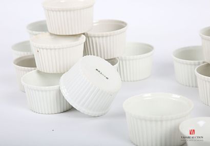 null Lot comprenant une suite de vingt-huit coupelles ou verres à saké en porcelaine...