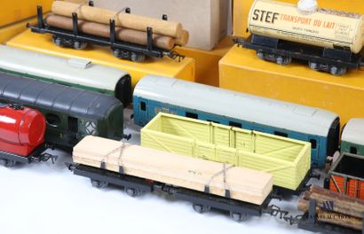 null JEP (FR) - The Strongest Toys
Lot including : 
- a refrigerator car ref 4666...