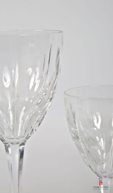 null Service de verres en cristal à décor de sphères croissantes alternées de dards...