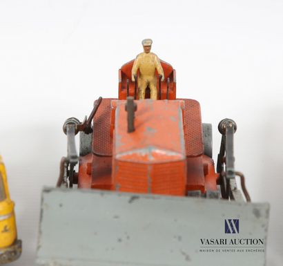 null DINKY TOYS (FR)
Lot comprenant treize véhicules : Berliet Gak - Tracteur Panhard/Citerne...