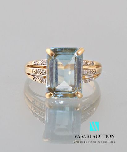null Ring in yellow gold 750 thousandths set with an aquamarine with small diamonds...