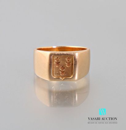 null Yellow gold 750 thousandths signet ring with armorial bearings. 
Hallmarked...