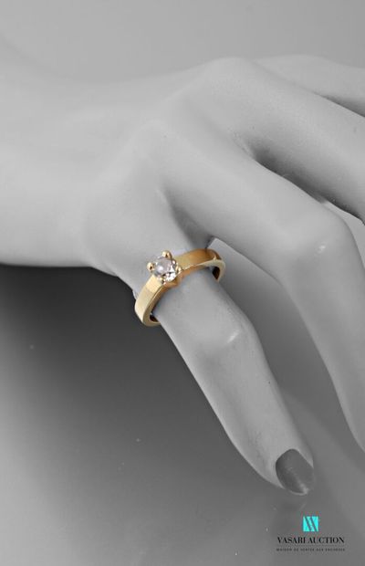 null Bague jonc en or jaune 750 millièmes sertie d'un diamant taille ancienne d'environ...