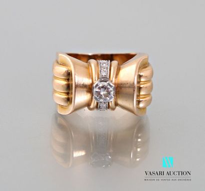 null 50's butterfly ring in yellow gold 750 thousandths, the center set with a half-cut...