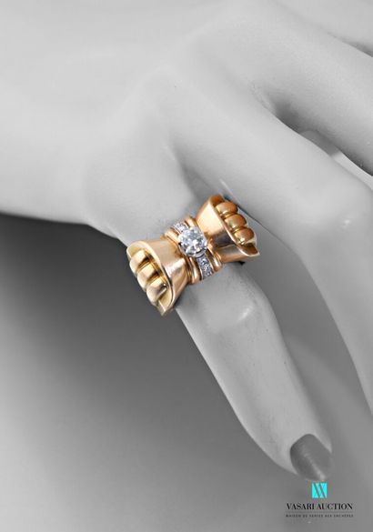 null 50's butterfly ring in yellow gold 750 thousandths, the center set with a half-cut...