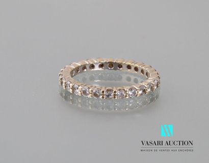 null American wedding band in 750 thousandths gold set with 26 brilliants weighing...