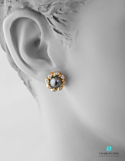 null Pair of flower-shaped earrings in 750 thousandths yellow gold, the hearts set...