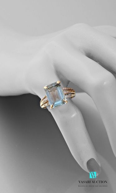 null Ring in yellow gold 750 thousandths set with an aquamarine with small diamonds...