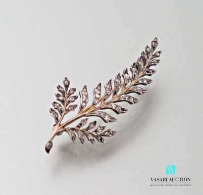 null 750 thousandth yellow gold and silver leaf brooch paved with rose-cut diamonds,...