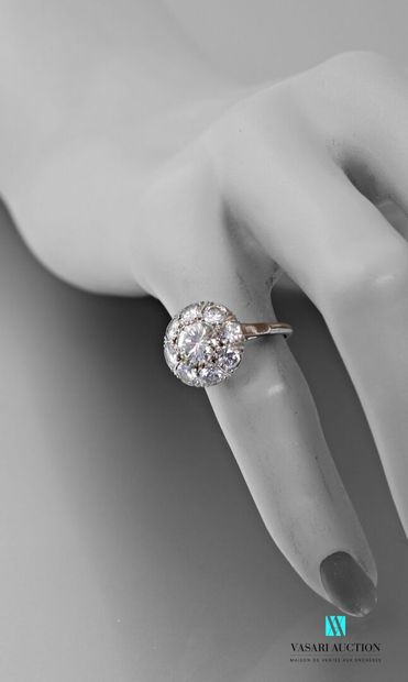 null Daisy ring in platinum 850 thousandths set with a central brilliant circa 0.75...