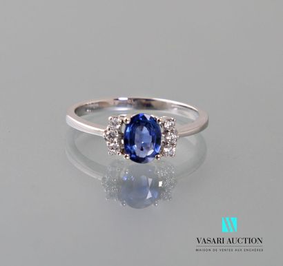 null Ring in 750 thousandths white gold set in its center with an oval-cut sapphire...