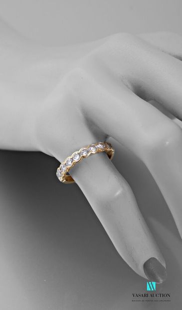 null Half-ring in 750 thousandths yellow gold set with ten diamonds weighing approx....