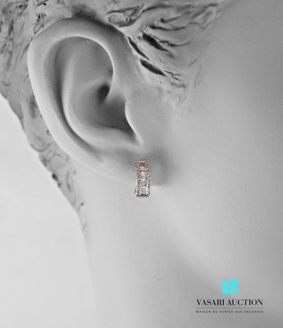 null Pair of 750 thousandths white gold ear clips set with a line of white tapered...