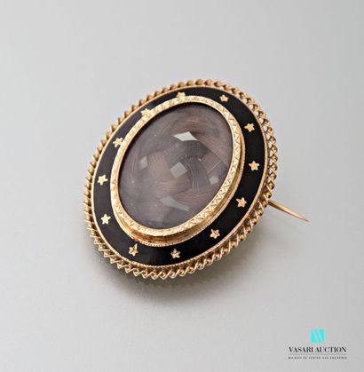 null Oval mourning brooch in 750 thousandths yellow gold set with a central glass...