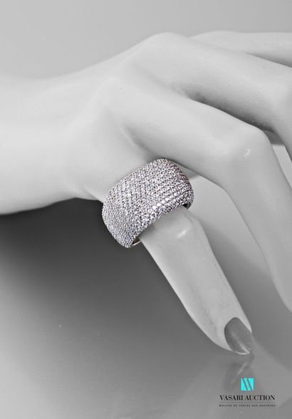 null Square dome ring in silver 925 thousandths set with pavé-cut white stones.
Gross...
