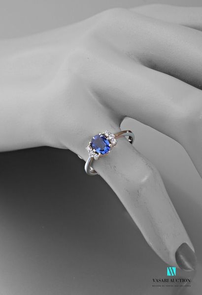null Ring in 750 thousandths white gold set in its center with an oval-cut sapphire...
