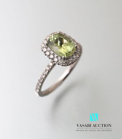null Ring in 750 thousandths white gold set in its center with a cushion-cut green...