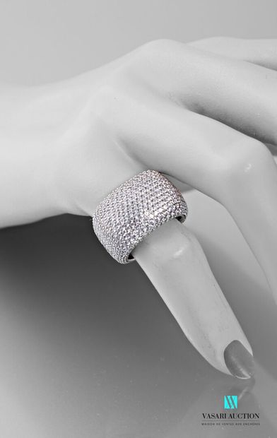 null Square dome ring in silver 925 thousandths set with pavé-cut white stones.
Gross...