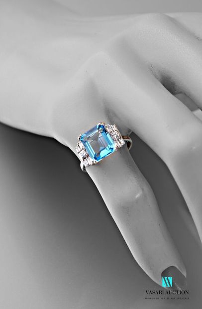 null Ring in 750 thousandths white gold set in its center with an emerald-cut topaz...