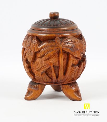 null Pot couvert en bois de forme ovoïde à décor sculpté sur la panse de palmiers...