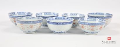 null CHINE 
Lot de sept bols en porcelaine blanc/bleu pour deux et à rehauts dorés...