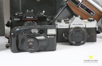 null [PHOTOGRAPHIE - PROJECTION]
Lot comprenant :
- un appareil photographique Fugi...
