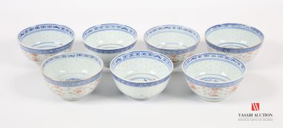 CHINE 
Lot de sept bols en porcelaine blanc/bleu...