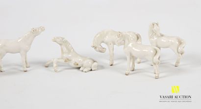 null Suite de sept sujets en porcelaine figurant des chevaux dans diverses postures.
(deux...