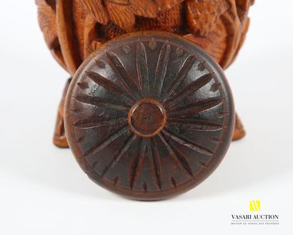 null Pot couvert en bois de forme ovoïde à décor sculpté sur la panse de palmiers...